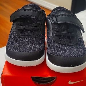 New! Toddler black Nike shoes 6c